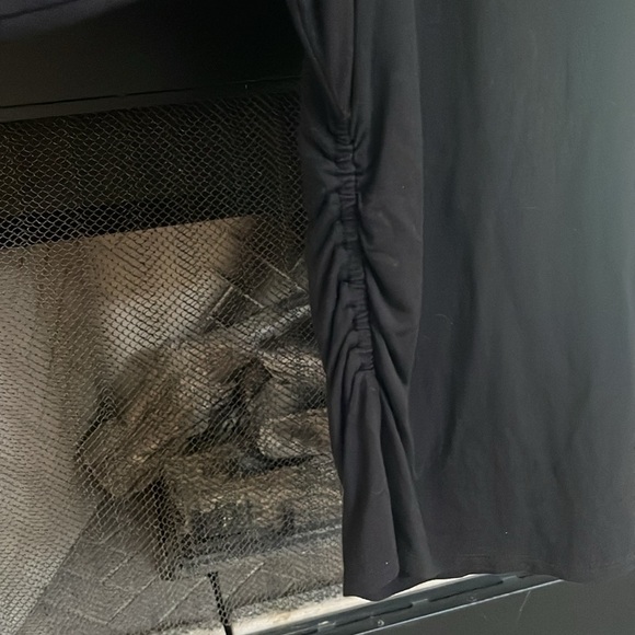 Investments black V-neck top with gathering on the sides. Size XL - Picture 2 of 5